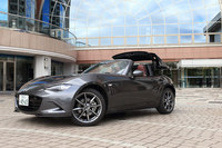 「ロードスターRF」のタイヤサイズは、全車共通で205/45R17。スポーティーな「RS」のみに、オプションでBBS製の鍛造アルミホイールが用意される。