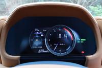 8インチのカラー液晶メーターは、「LFA」で採用されていた可動式メーターリングを継承。写真はメーターリングを右にスライドさせた「コンフォート」モード選択時の様子。