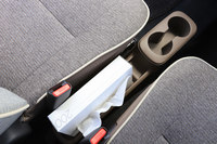 運転席と助手席の間のセンターコンソールトレイには、カップホルダーが2個用意されるほか、ティッシュペーパーホルダーも備わる。