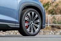 タイヤサイズは、4WD車（写真）が前後同径の245/45R20。RWD車が、前：235/50R19、後ろ：255/45R19の前後異径となる。