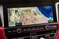 LTE通信とWLAN通信によって常時オンラインに接続されており、マップデータなどは常に最新の状態に保たれる。