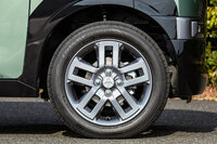 4WD車のタイヤサイズは165/60R15。このタイヤのサイズアップが、10mmというリフトアップ量の多くを占めているはずだ。ちなみに展示車のタイヤは「ダンロップ・エナセーブEC300＋」。オールシーズンタイヤを履かせたり……といった予定はなさそうである。