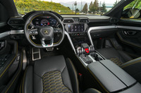 「ウラカン」や「アヴェンタドール」とはまるで異なり、キャビンは広々としている。随所に六角形をモチーフとしたアクセントが配される。