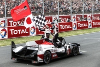 ルマンのゴール後、TOYOYA GAZOO Racingの旗を立ててパレードランを行うNo.8 トヨタTS050ハイブリッド。同マシンは2020-2021年シーズン以降、新規開発されるハイパーカーへとバトンを渡す見通し。