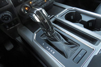 トランスミッションはまさかのトルコン式10段（！）AT。スペック的には「レクサス、ベンツがなんぼのもんじゃい！」と勇ましいが、実際にはエンジンがトルクもりもりなので、ポンコツな記者は「4段ぐらいでいいんじゃねえかな……」なんて思ってしまった。