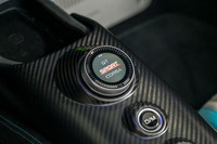 ドライブモードは「GT」「スポーツ」「コルサ」「ウエット」の4種類で、センターコンソールのダイヤル式のモードセレクターで切り替える。制御系ではESPをオフにすることも可能で、リアを振り出しての豪快なドライビングも楽しめる。