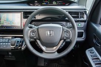 ハイブリッドモデルには、渋滞追従機能付きアダプティブ・クルーズ・コントロールが全車に標準で備わる。操作スイッチはステアリングのスポーク上に設置される。