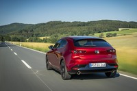 「マツダ3」のスカイアクティブX搭載車は、今回試乗した「ファストバック」以外に「セダン」もラインナップされる。トランスミッションは6段ATと6段MTの2種類で、駆動方式はFFのほかに4WDも選べる。