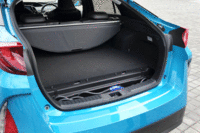 荷室の容量は360～1200リッター。その後端には、充電ケーブルの収納スペースが確保される。（写真をクリックすると荷室のアレンジが見られます）