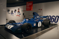 1973年「ティレル005」。「フォード・コスワースDFV」V8エンジンを搭載。ジャッキー・スチュワートが3度目の世界チャンピオンに輝く原動力となった。左後方の壁には、当時の風俗や世相が回顧されている。