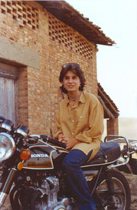 アンドレアの「ホンダCB350 Four」。またがっているのは当時のガールフレンド。