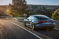 アウディが「e-tron GT」を日本初公開　2モーター4WDを搭載した電動の4ドアクーペの画像