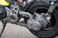 スイングアームの先にはドグクラッチ式の2段AT「オートマチックトルクシステム」を採用。最高速110km/hという、高い高速走行性能を実現している。