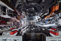 プレスマシンは1分間に18ストロークが可能。一日あたり約3万種類のパーツを製造できる。