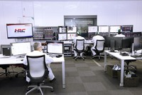 ベンチテストの風景。奥の窓越しに見えるベンチ上には、パワーユニットのみならず、ラジエーターやギアボックスなど周辺コンポーネントを配置することができ、車速連動で最高300km/hの風も当てることでよりリアルな環境再現が可能。エンジンが回りだすと、防音された部屋からかすかなうなりのような音が聞こえてくる。