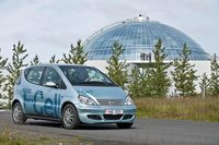 アイスランドで運用される「メルセデス・ベンツAクラスF-CELL」（2007年）。火山大国のアイスランドでは、地熱などのクリーンなエネルギーで電力、および水素の生成が可能なのだ。