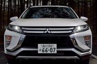 現行の三菱のSUVに共通する「ダイナミックシールド」デザインのフロントマスク。シャープで切れ長のヘッドランプが表情にすごみを与えている。