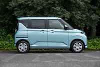 軽なので全長×全幅の3395×1475mmは変わらないが、スライドドア化によって全高は25mmアップした。ウインドスクリーンを寝かせることで「ムーヴらしさ」を表現したという。