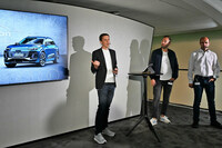 ビルバオ空港内で行われたブリーフィングには、多くの開発者が参加した。写真向かって左から、デジタル技術や車載インターフェイスの開発を担当したステファン・グリルネーダー氏、プロダクトマネジャーのクリスチャン・ステインホースト氏、「PPE」のドライブユニット開発を担当したマーティン・ステマー氏。