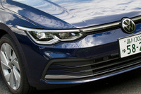 ヘッドランプは全車LED式。試乗車には、状況に応じて照射範囲を緻密に制御する、オプションの「LEDマトリクスヘッドライト“IQ. LIGHT”」が装備されていた。