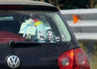 写真1：「フォルクスワーゲン・ゴルフV」の後部。写真のブレはご容赦を。レオナルド＆エレナ夫妻にジュリオ＆ガブリエレという子供がいるもよう。ジュリオの頭が取れてしまっているのがやや悲しい。