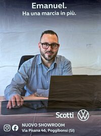 後日、街で彼らの広告ポスターを発見。これは営業のエマヌエル氏。「Ha una marcia in più」は「ギアが1段ある」という意味だが、イタリアでは「一枚上手」を示す慣用表現でもある。