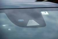 テスト車にはレーダーセンサーとカメラを用いた運転支援システム「レーダーセーフティパッケージ」（オプション）が装着されていた。写真はルームミラー裏に備わるカメラユニット。