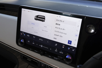 ドライブモードは「ノーマル」「エコ」「スポーツ」「リアコンフォート」に「カスタム」を加えた全5種類が設定されている。