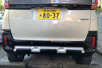 スキッドプレートをモチーフにしたというバンパー下部のデザインは、アウトドアギアと呼ぶにふさわしいテイスト。タフなイメージも満点である。