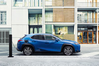 急速充電ポートが車体右側に、普通充電ポートが同左側に備わる。