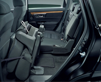 3列目への乗り込みは、写真のように2列目シートを前方に倒して行う。