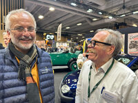 「クラブ・シトロエン・フランス」のブースで。パトリック（写真左）とアラン（同右）は両氏とも、かつてシトロエン好きが高じてグループPSAに入社。ヴェリシーの開発センターで働いていた。