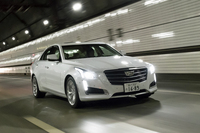 「CTSセダン プレミアム」には、全車速対応型のクルーズコントロールをはじめとする、多様な運転支援システムが標準装備される。（写真＝小河原認）