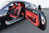 2ドアクーペ「レイス」の大きなドアは、後ろヒンジの前開き。ボタン操作で閉じることができる。