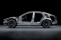 車体の主要なフレームにはアルミ材を採用。軽量・高剛性化が図られている。2920mmのホイールベースは、現行型「トヨタ・クラウン」と同寸となる。