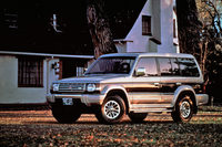 2代目「パジェロ」は1991年1月に登場。幅広いニーズに応えるべく、当初からメタルトップ、ミッドルーフ、キックアップルーフ、Jトップ（ソフトトップ）の4種類のボディーが用意されていた。