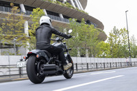 携帯端末との連携による通話や音楽再生機能に、USB充電ポート、クルーズコントロールなど、新型「チーフ」は快適装備も充実している。