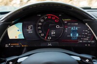 最新のフェラーリではおなじみとなった、フル液晶のドライバーインフォメーションディスプレイ。車速などの走行情報の表示に加え、ナビゲーションやタイヤ空気圧センサー、加速度センサーなどの機能も搭載されている。