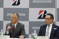 取締役代表執行役CEO兼取締役会長の津谷正明氏（写真右）と代表執行役を退任し取締役となる西海和久氏（写真左）。