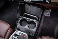 「2シリーズ アクティブツアラー」のセンターコンソール。ワイヤレス充電機能が備わる「スマートフォントレイ」やUSBソケット（タイプC×2個）、カップホルダーが機能的に配置される。