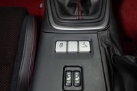 「GR 86」のセンターコンソール。シフトレバーの手前にはESCのオンオフスイッチや「トラックモード」のセレクトボタンがレイアウトされる。