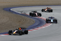 レッドブルのペレス（写真前）は3位でゴール。ここのところスランプに陥っており、5月の第5戦マイアミGP以来表彰台から遠ざかっていたペレス。特に予選での不調ぶりは深刻で、オーストリアGPでも4戦連続でQ3に進めず15位と下位に沈んだ。とはいえスプリントではフェルスタッペンに次ぐ2位となり復活の兆しをみせ、レースでは15位から3位まで挽回してみせた。（Photo=Getty Images / Red Bull Content Pool）