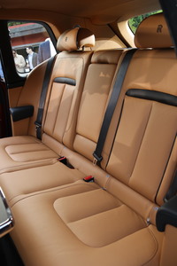 リアシート。ロールス・ロイス史上初の可倒式が採用されている。