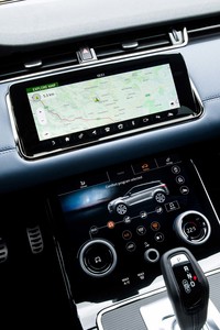 インパネセンターの2段式タッチスクリーンは、上でインフォテインメントシステムを、下でエアコンなどの車両機能を操作する。