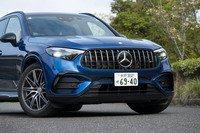 フロントにはメルセデスAMG車のみに許された「パナメリカーナグリル」を採用。縦バーがハイパフォーマンスモデルであることを静かに主張する。