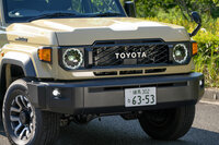 古いものと新しいものがごちゃ混ぜになっている点も、“70”の意匠の特徴。基本デザインは40年前のままなのに、ホイールはモダンなツートンカラーで、ヘッドランプはトヨタ自慢の「Bi-Beam LED」である。加えて、ゴツゴツと隆起したいかめしいボンネットも目を引くが……。（写真：向後一宏）