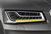 日本でも高級車を中心に見られるようになった連鎖式点灯のウインカー。2014年10月の保安基準の改正によって使用できるようになった。