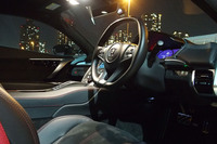 今回の試乗は、メーターナセルやステアリングホイールのインレイにカーボンパーツを用いるオプションの「カーボンファイバーインテリアスポーツパッケージ」が装着されていた。