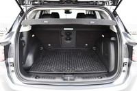 荷室は、バンパーの下に足先をかざすだけでバックドアが開く「ハンズフリーパワーリフトゲート」付き。写真のリバーシブルマットは標準で備わる。