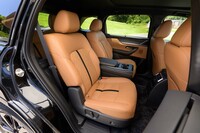 2列目シートにはセンターアームレストありのキャプテンシート、センターアームレストなしのキャプテンシート、3人乗りのベンチシートの3種類を用意。ワイドな車形のアーキテクチャーにより、ゆとりある室内幅を実現している。